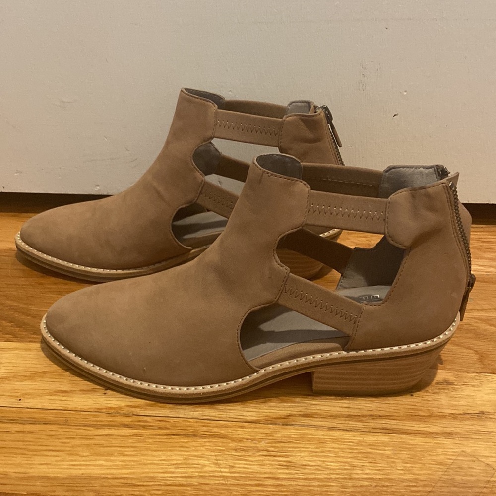 EUC Eileen FisherTan Vanda Cutout Booties size 8
